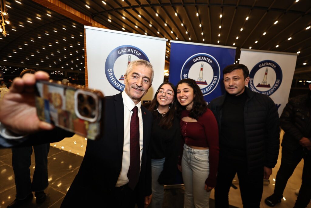 BAŞKAN TAHMAZOĞLU İZMİR’DE GAZİANTEPLİ ÖĞRENCİLERLE HASRET GİDERDİ