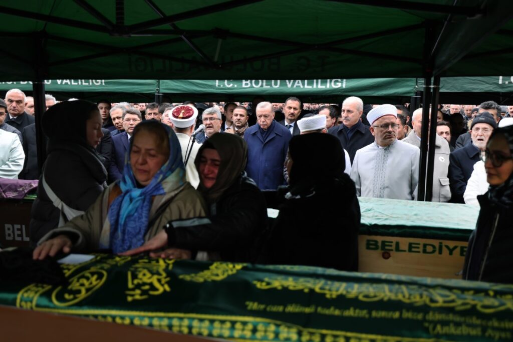 Cumhurbaşkanı Erdoğan, yangında hayatını kaybeden Gültekin ailesinin cenazesine katıldı