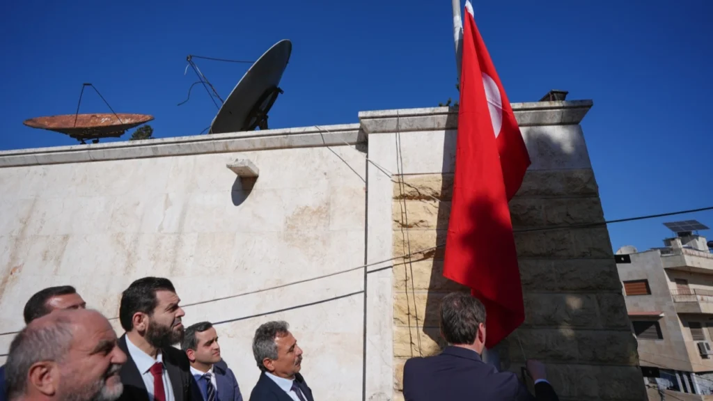Halep Başkonsolosluğu’nda Türk bayrağı göndere çekildi