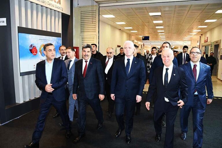 İstanbul Valisi Davut Gül, halı fuarını ziyaret etti