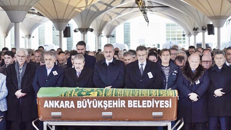 Kürşad Tüzmen’in annesi son yolculuğuna uğurlandı