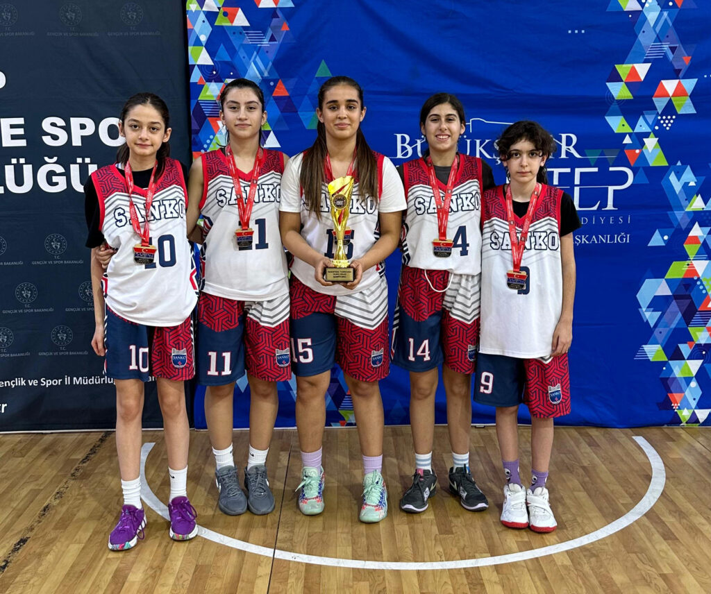 SANKO OKULLARI BASKETBOLDA ÜÇ KUPA KAZANDI