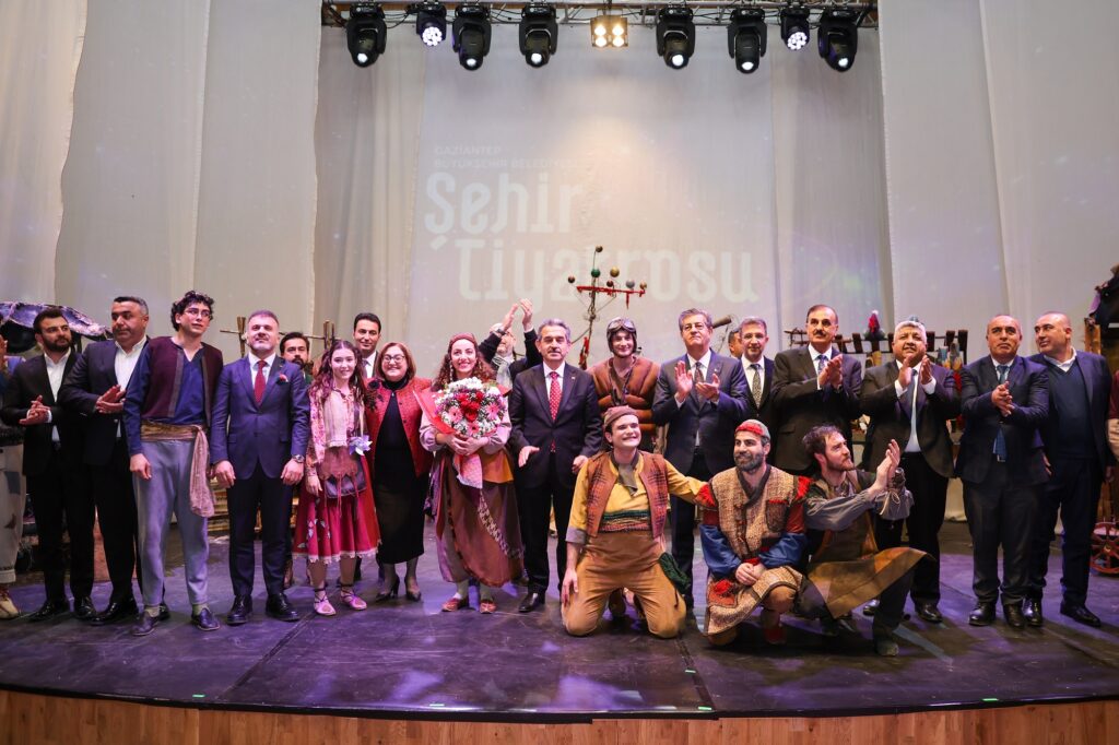 BAŞKAN ŞAHİN ŞIRNAK’TA MİNİKLERLE BERABER TİYATRO OYUNU İZLEDİ