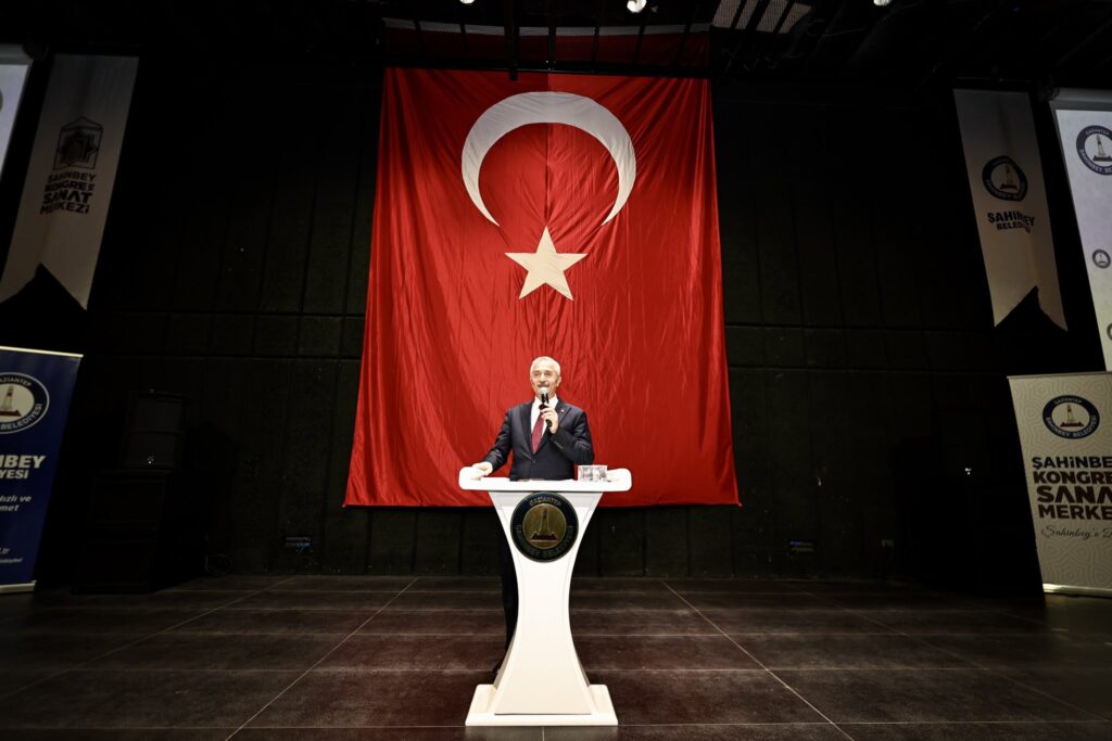 EVLİLİK OKULU’NDA 548 ÇİFTE SERTİFİKALARINI BAŞKAN TAHMAZOĞLU VERDİ