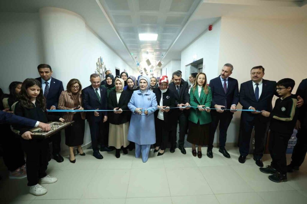 Emine Erdoğan, Şule Yüksel Şenler’in isminin verildiği Karakuyu Ortaokulu’ndaki kütüphanenin açılışına katıldı