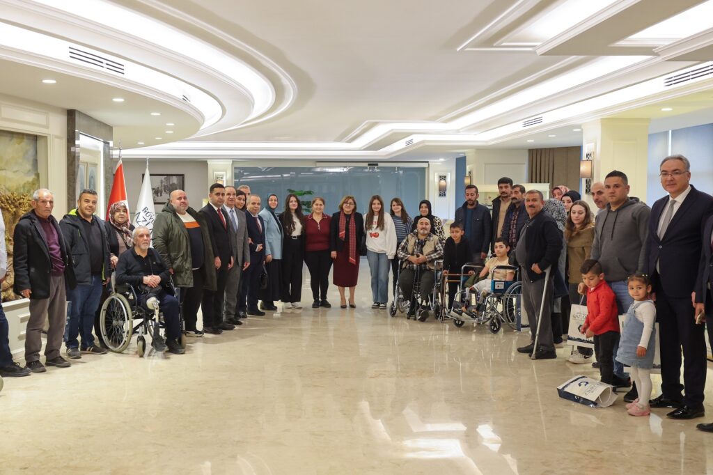 FARKLI İLLERDEN GELEN DEPREMZEDELERDEN BAŞKAN ŞAHİN’E VEFA VE TEŞEKKÜR ZİYARETİ