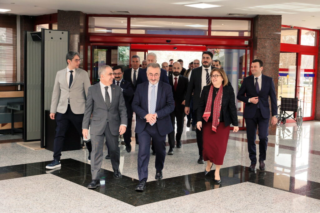 GENÇLİK VE SPOR BAKAN YARDIMCISI ERSÖZ’DEN REKTÖR DOĞAN’A HAYIRLI OLSUN ZİYARETİ