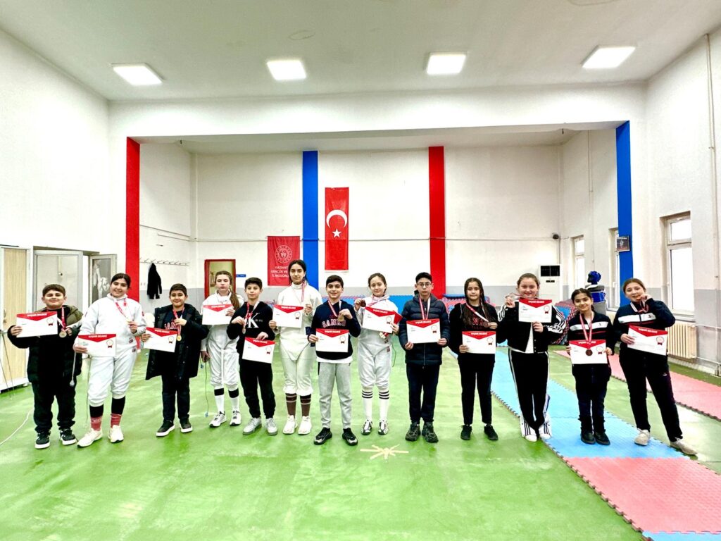 SANKO OKULLARI ESKRİMDE SEKİZ BİRİNCİLİK MADALYASI KAZANDI