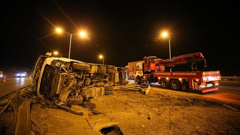 TAG Otoyolu’nda otomobil, otobüs ve tırın karıştığı zincirleme kaza: 1 ölü, 19 yaralı