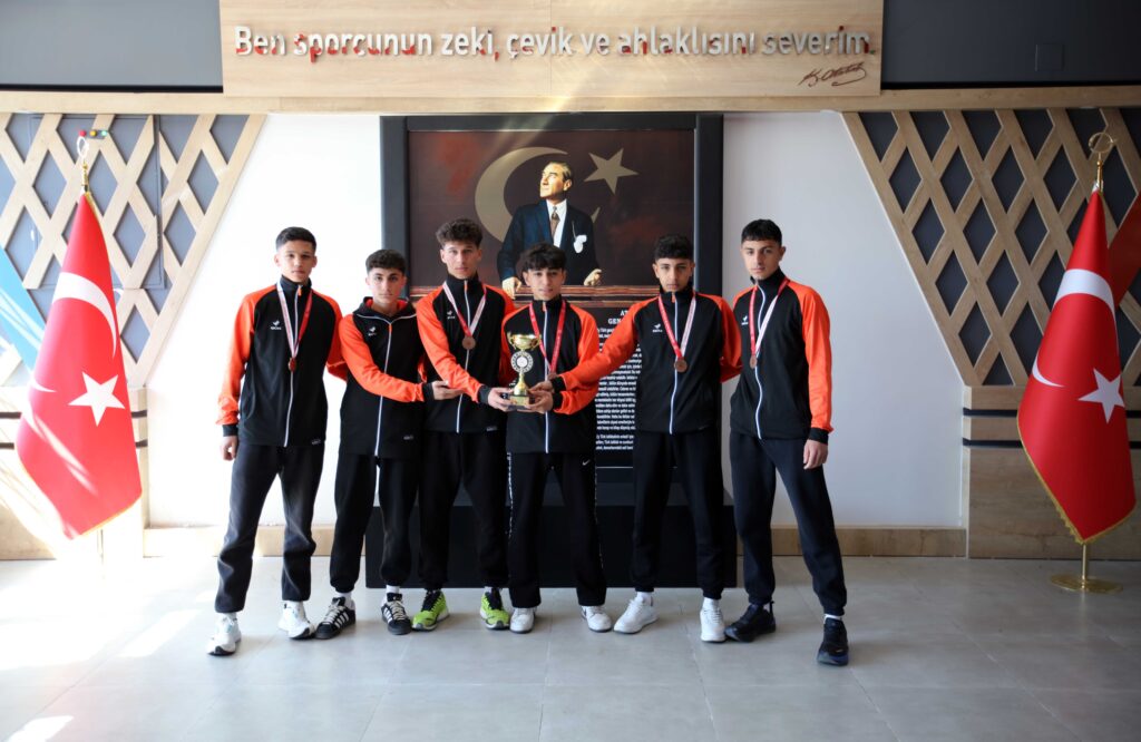 ADİL SANİ KONUKOĞLU SPOR LİSESİ ATLETİZM ERKEK TAKIMI TÜRKİYE ÜÇÜNCÜSÜ OLDU