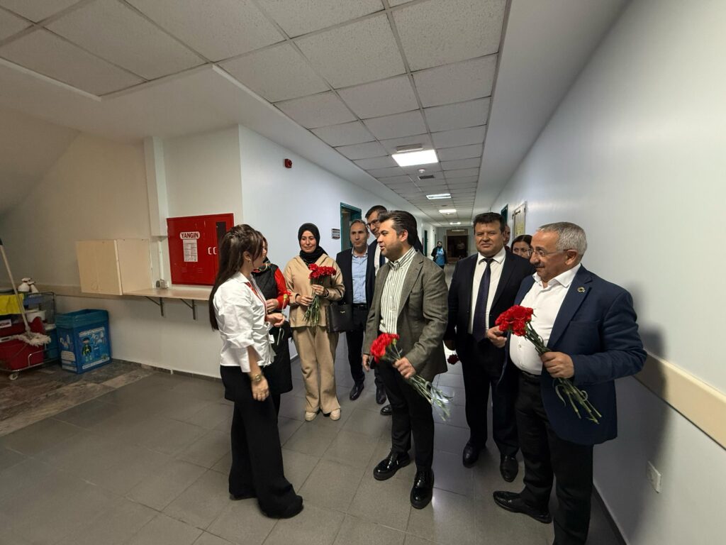 AK PARTİ GAZİANTEP’TEN SAĞLIK KAHRAMANLARINA ANLAMLI ZİYARET