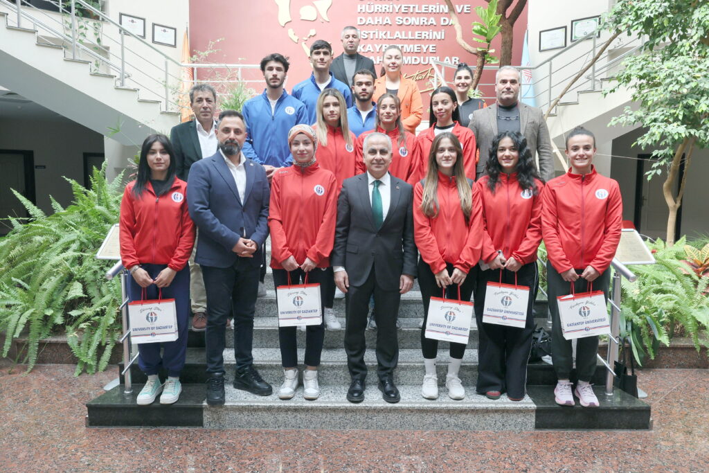 GAÜN’LÜ DERECEYE GİREN SPORCULAR REKTÖR PROF. DR. DOĞAN’I ZİYARET ETTİ