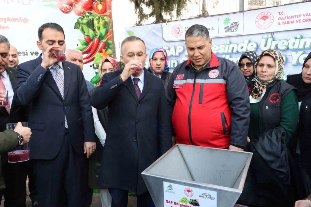 Gaziantep’te çiftçilere üzüm sıkma makinesi dağıtıldı