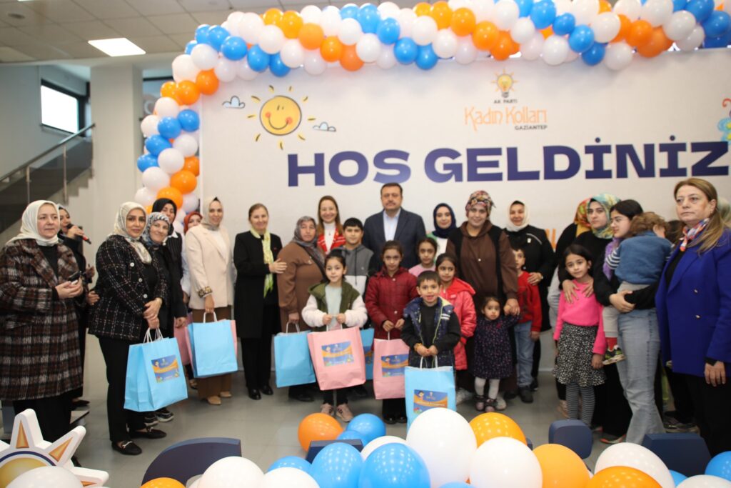 AK Parti Gaziantep İl Kadın Kolları’ndan Anlamlı Etkinlik: “Umudu Giydir, Mutluluğu Paylaş”