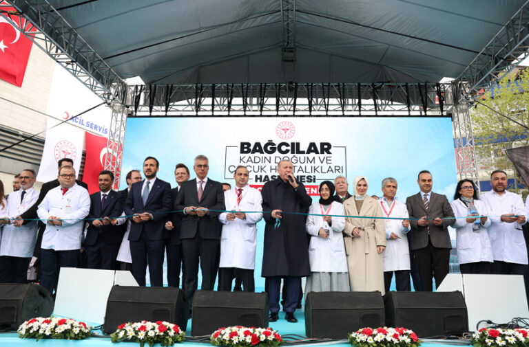 Cumhurbaşkanı Erdoğan: “Ana muhalefetin genel başkanının yüzü kızarması gerekirken sağa sola siyasi ahlak dersi vermeye kalkıyor”