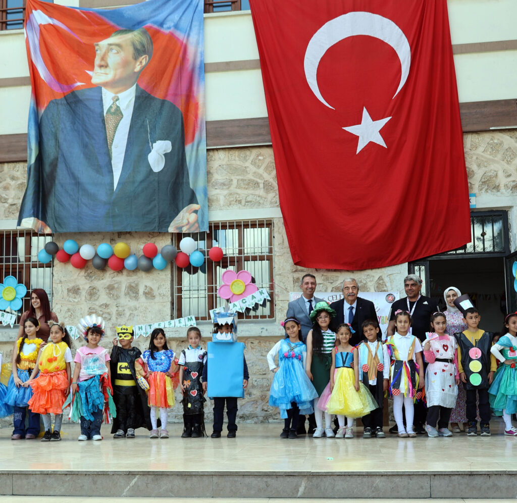 ABDULKADİR KONUKOĞLU MEZUN OLDUĞU İLKOKULDA