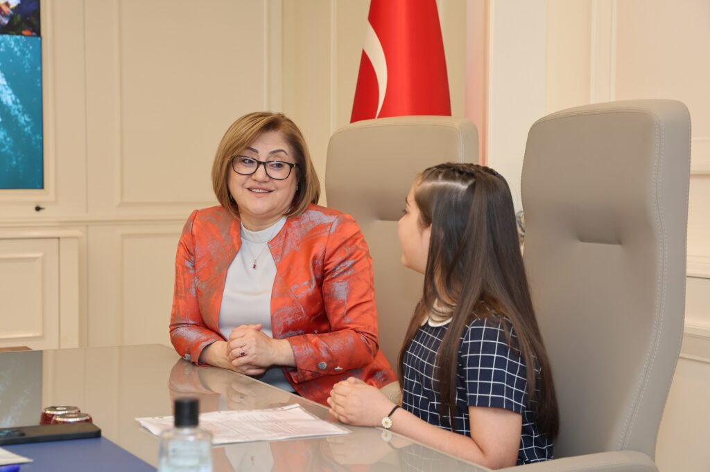 BAŞKAN ŞAHİN MAKAMINI MİNİK AZRA’YA DEVRETTİ