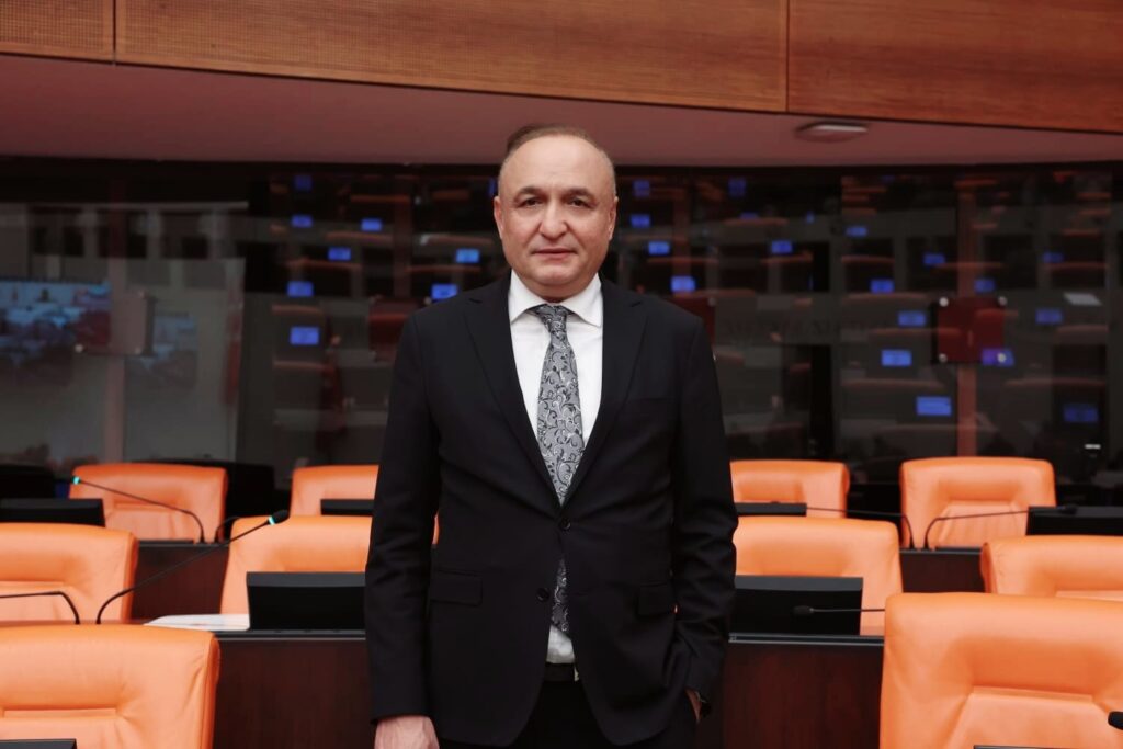 CHP’Lİ MERİÇ’TEN KANUN TEKLİFİ: “EMEKLİLİK SONRASI İSTEYEN HEKİMLERİN TEKRAR GÖREVE DÖNMESİ, İTHAL HEKİMLERE İHTİYACI AZALTACAK”