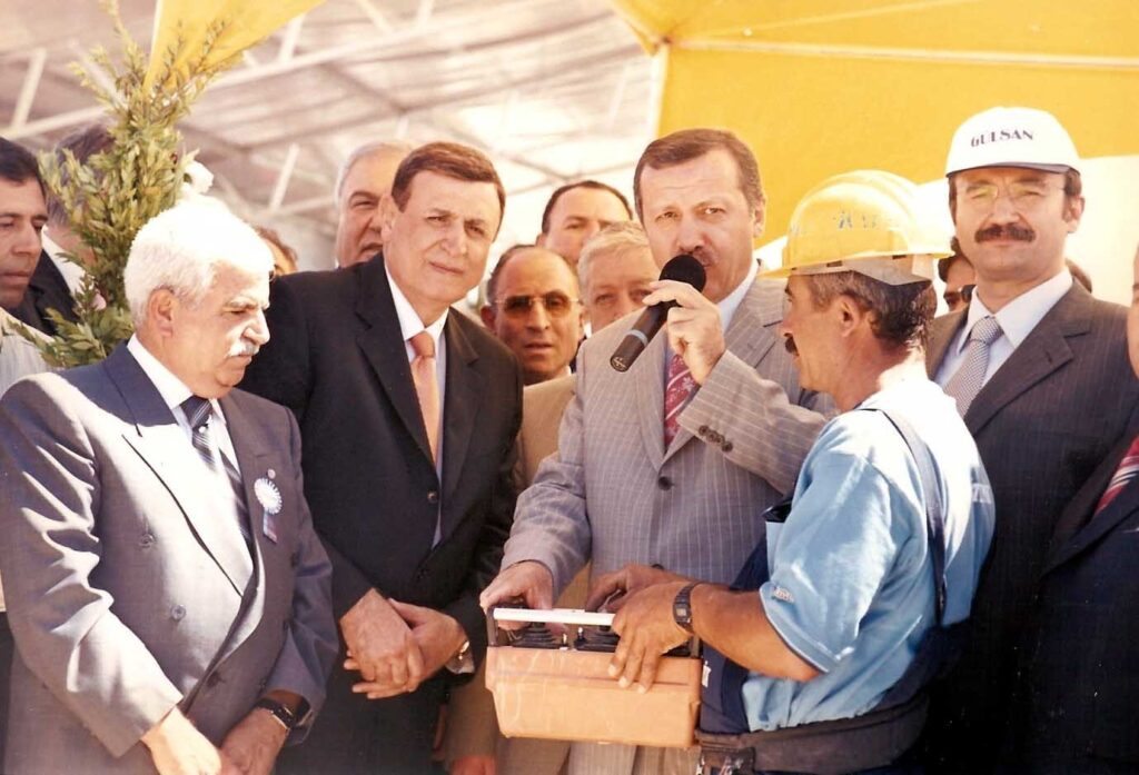 Eski Devlet Bakanı Kürşad Tüzmen, Topçuoğlu’nu unutmadı