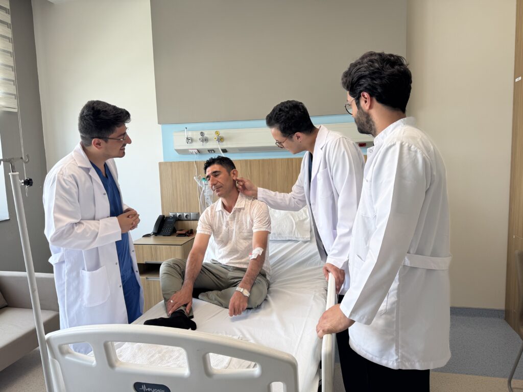 Gaziantep Şehir Hastanesi’nde Süpermikrocerrahi Başarısı: Kopan Kulak Memesi Yerine Dikildi