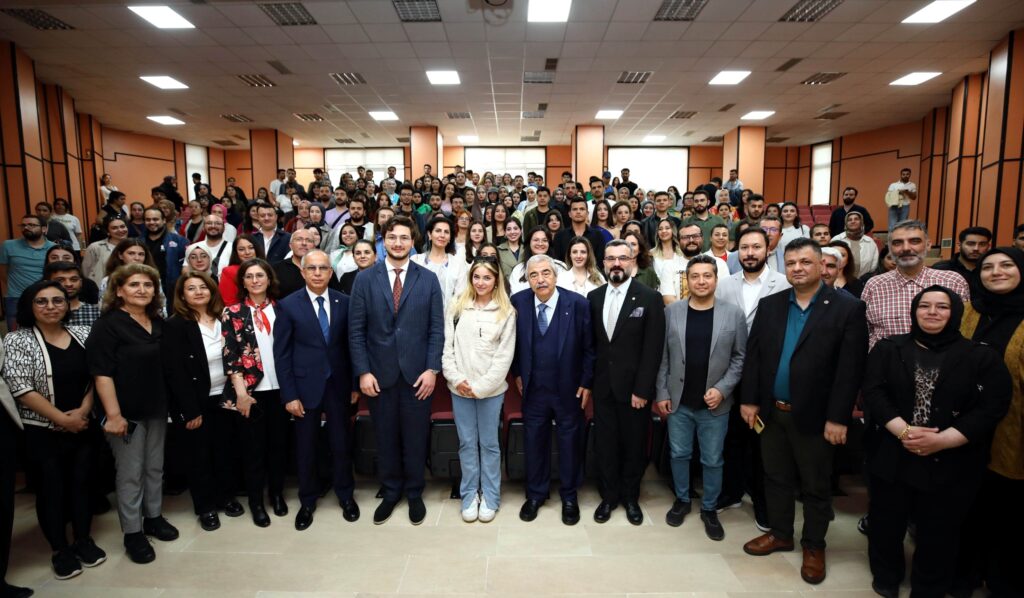 SANKO HOLDİNG ONURSAL BAŞKANI ABDULKADİR KONUKOĞLU: “TEKSTİL SEKTÖRÜ SIKINTILI BİR DÖNEMDE AMA ASLA BİTMEZ”