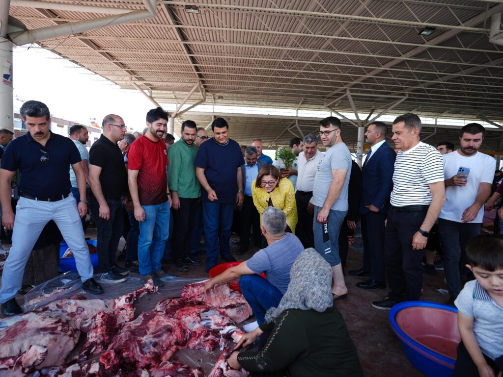 BAŞKAN YILMAZ VE ŞAHİN VATANDAŞLARLA BAYRAMLAŞTI YILMAZ, KURBAN KESİM VE SATIŞ YERLERİNDE VATANDAŞLARLA BAYRAMLAŞTI