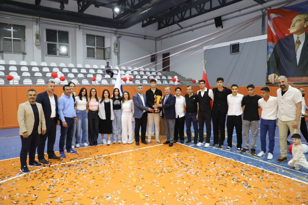 ADİL SANİ KONUKOĞLU SPOR LİSESİ’NDE MEZUNİYET HEYECANI BAŞARILI SPORCULARA SANKO’DAN ÖDÜL