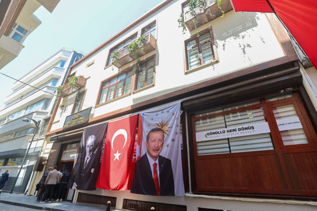 CUMHURBAŞKANI YARDIMCISI YILMAZ TARAFINDAN GÖNÜLLÜ GERİ DÖNÜŞ, DANIŞMA VE DESTEK MERKEZİ AÇILDI
