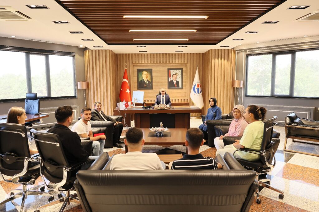 GAÜN REKTÖRÜ DOĞAN ŞEHİT AİLELERİ HEYETİNİ AĞIRLADI