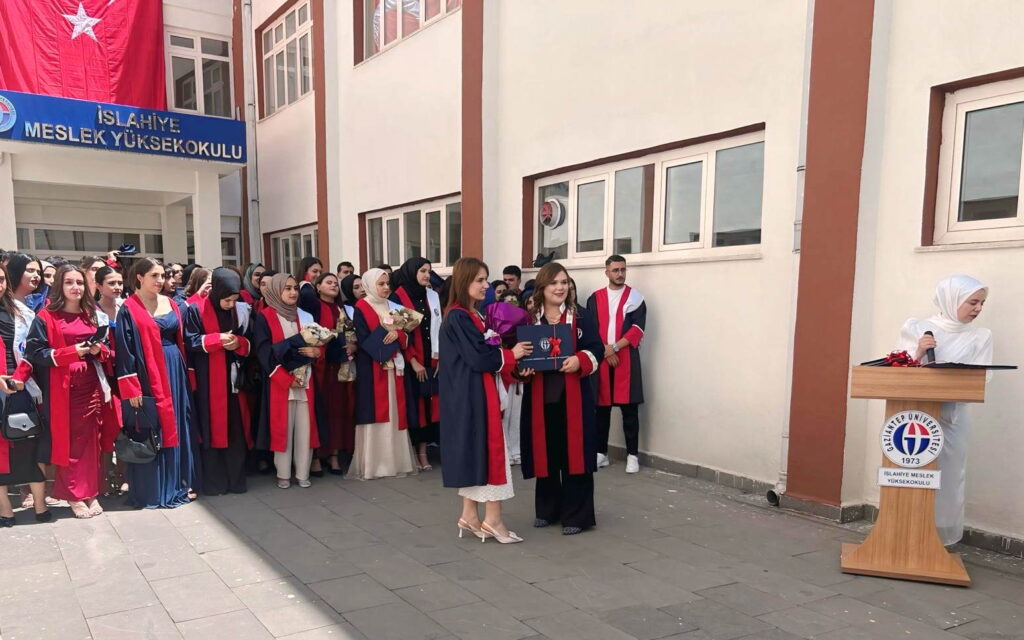 İSLAHİYE MYO’DA MEZUNİYET COŞKUSU