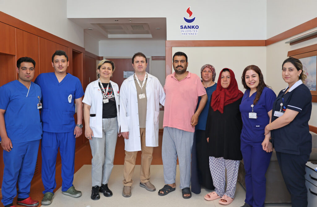 SANKO ÜNİVERSİTESİ HASTANESİ’NDE BAŞARILI BÖBREK NAKLİ ABLASININ BAĞIŞLADIĞI BÖBREKLE HAYATA YENİDEN TUTUNDU