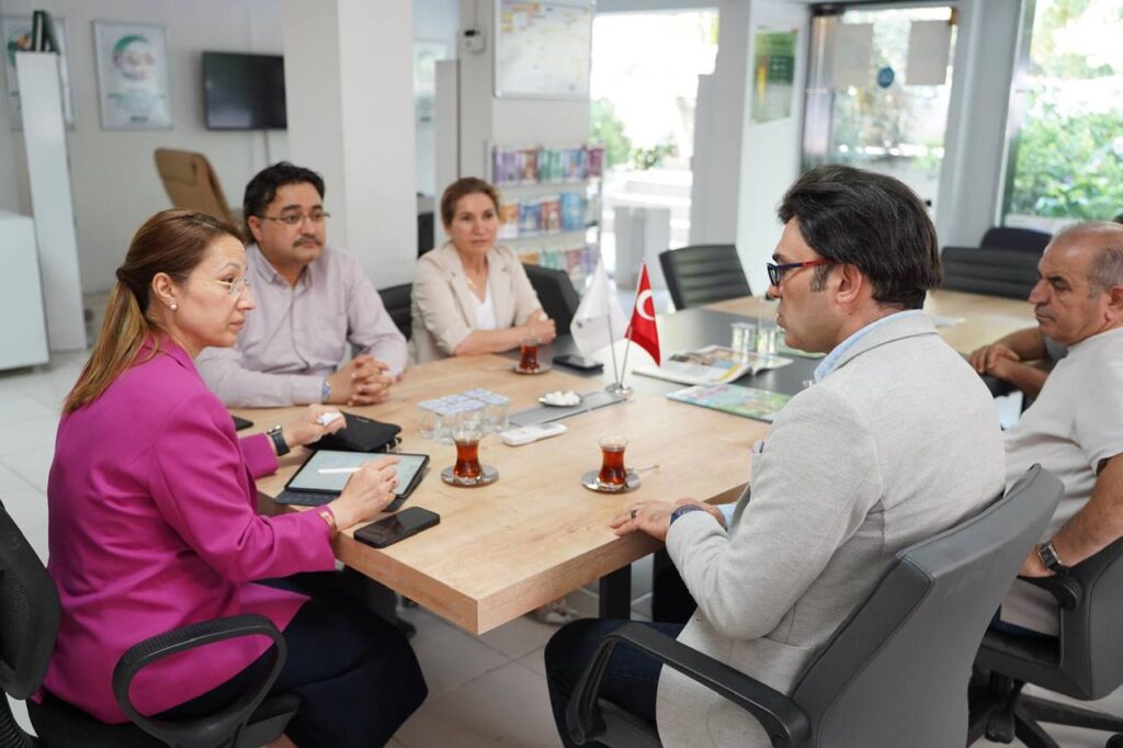 MİLLETVEKİLİ DERYA BAKBAK YEŞİLAY’I ZİYARET ETTİ