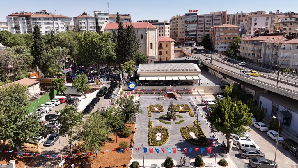 HİZMETE GİREN EMEKLİLER LOKALİNE KISA SÜREDE YOĞUN İLGİ