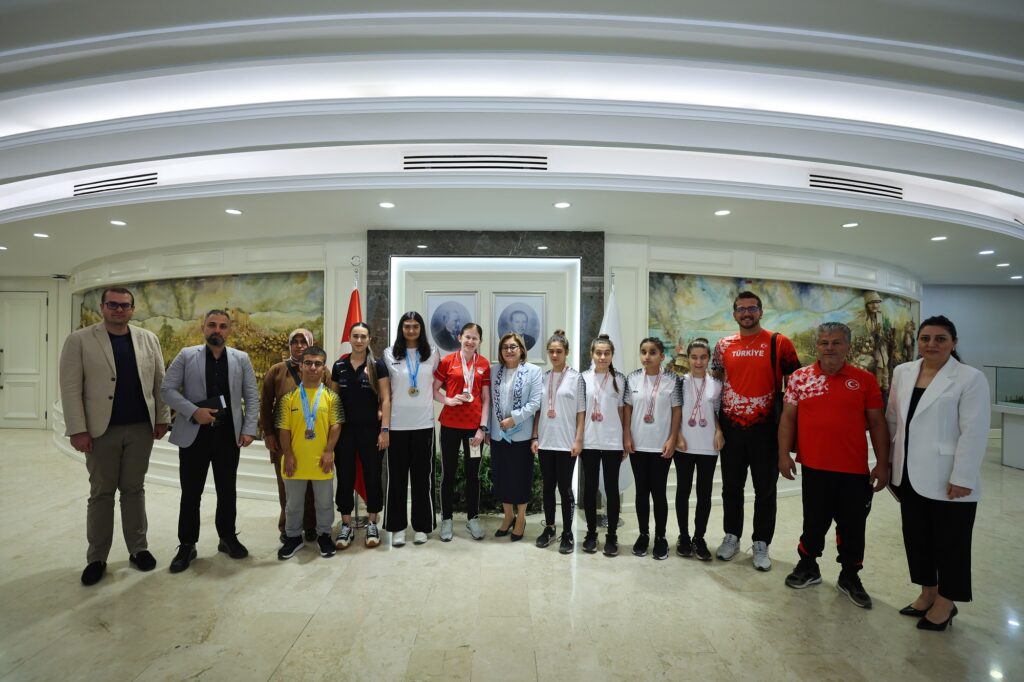 GAZİANTEP BÜYÜKŞEHİR’İN BAŞARILI SPORCULARI, BAŞKAN FATMA ŞAHİN İLE BULUŞTU