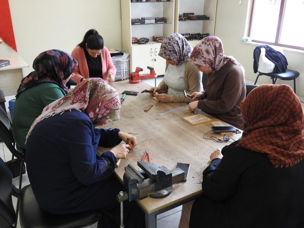 KADINLAR, SEDEF KAKMA İŞLEMECİLİĞİNİ ŞAHİNBEY BELEDİYESİ TESİSİLERİNDE ÖĞRENİYOR