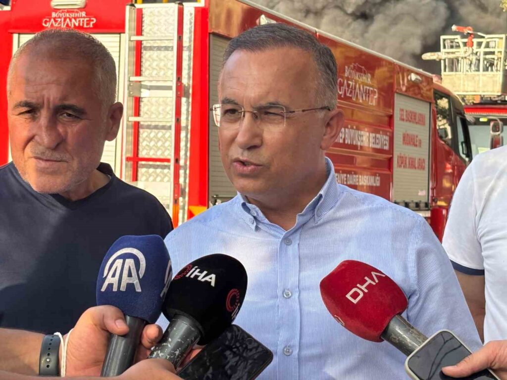 Gaziantep Valisi Çeber: “Yangını başka bir fabrikaya sirayet etmeden söndürmeye gayret ediyoruz”