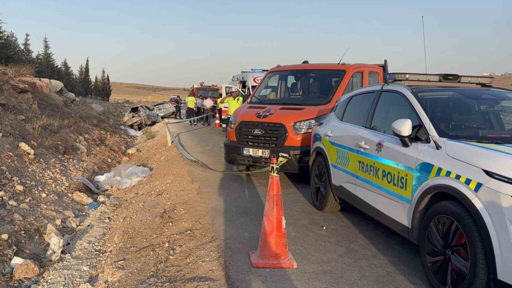 Gaziantep’te feci kaza: 2 otomobil çarpıştı, 3 ölü