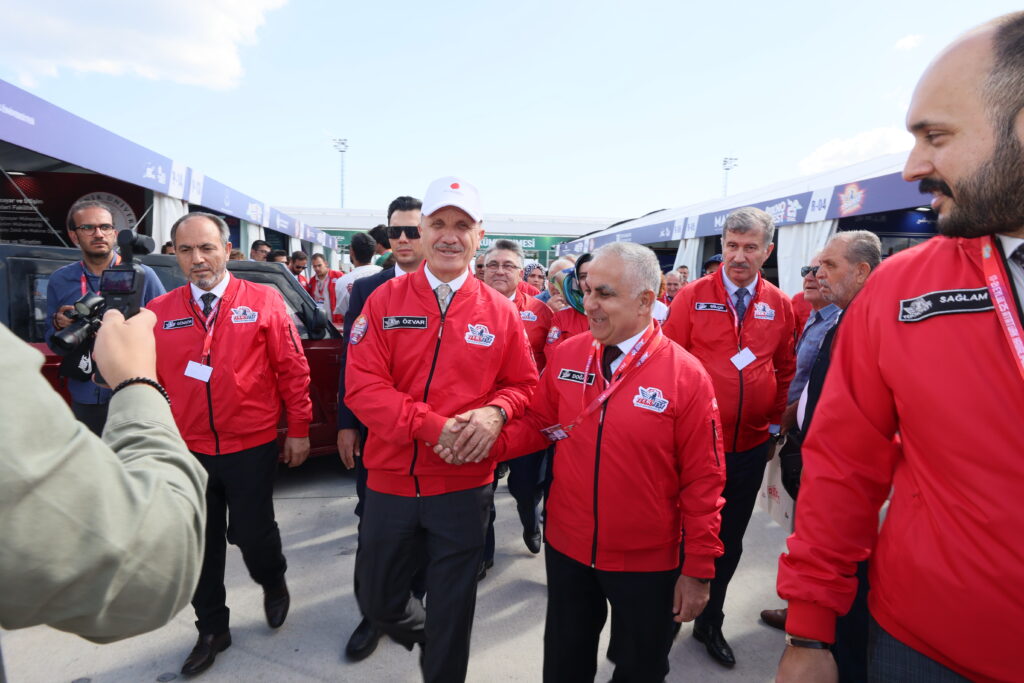 YÖK BAŞKANI PROF. DR. EROL ÖZVAR, GAÜN STANDINI ZİYARET ETTİ