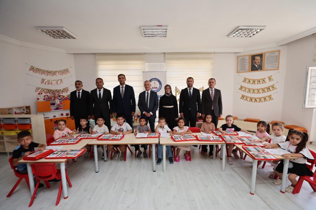 BAŞKAN TAHMAZOĞLU’NDAN ÖĞRENCİLERE 881.000 ADET BOYAMA SETİ