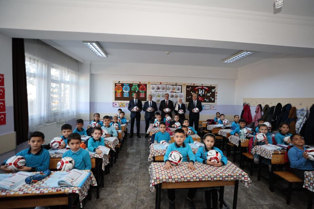 BAŞKAN TAHMAZOĞLU OKULUNU TEMİZ TUTAN İLKOKUL ÖĞRENCİLERİNE TOP HEDİYE EDİYOR