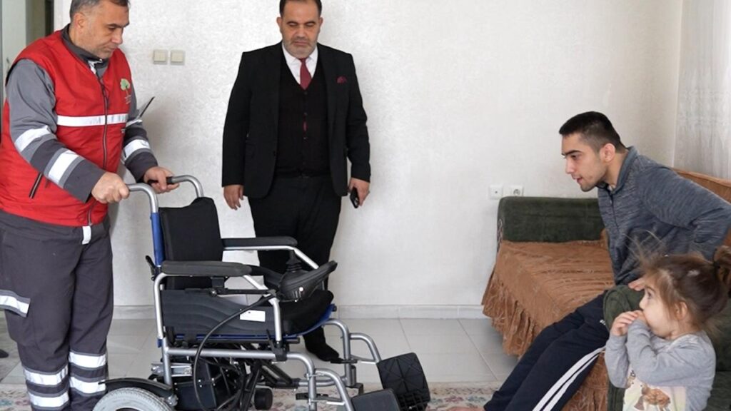 ŞEHİTKAMİL’DENÖZEL GEREKSİNİMLİ BİREYLERE TEKERLEKLİ SANDALYE