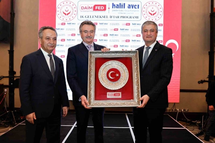 Adana’da koruyucu aileler ve çocukları iftarda buluştu