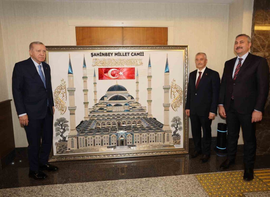 Cumhurbaşkanı Erdoğan’a Tahmazoğlu’ndan anlamlı hediye