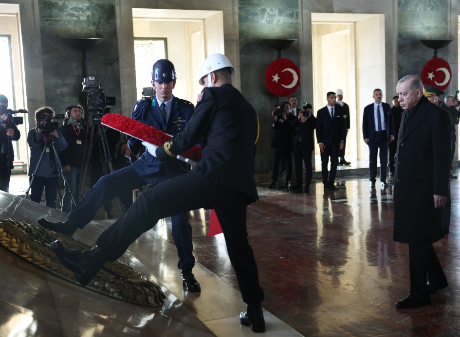 CUMHURBAŞKANI RECEP TAYYİP ERDOĞAN, TÜRKİYE CUMHURİYETİ'NİN KURUCUSU MUSTAFA KEMAL ATATÜRK'ÜN VEFATININ 86. YILI NEDENİYLE ANITKABİR'DE DÜZENLENEN ANMA TÖRENİNE KATILDI. (İBRAHİM BERAT YILMAZ - MEHMET KALAY/ANKARA-İHA)
Cumhurbaşkanı Recep Tayyip Erdoğan, Türkiye Cumhuriyeti'nin kurucusu Mustafa Kemal Atatürk'ün vefatının 86. yılı nedeniyle Anıtkabir'de düzenlenen anma törenine katıldı.