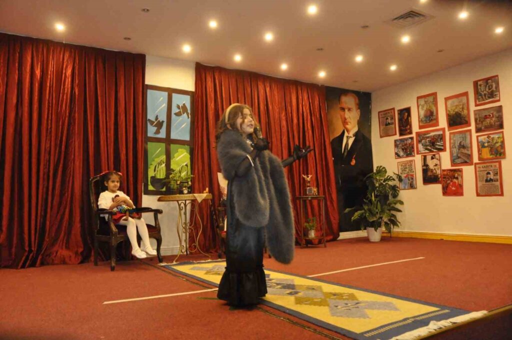 CUMHURİYETİN KURULUŞUNUN 102.YILI ETKİNLİKLERİ KAPSAMINDA GAZİANTEP KOLEJ VAKFI ÖZEL ANAOKULU ÖĞRENCİLERİ TARAFINDAN GERÇEKLEŞTİRİLEN KUTLAMALAR BÜYÜK İLGİ GÖRDÜ. MİNİK ÖĞRENCİLERİN SAHNELEDİĞİ GÖSTERİLER AYAKTA ALKIŞLANIRKEN ZAMAN ZAMAN DUYGUSAL ANLARDA YAŞANDI. (İHA/GAZİANTEP-İHA)